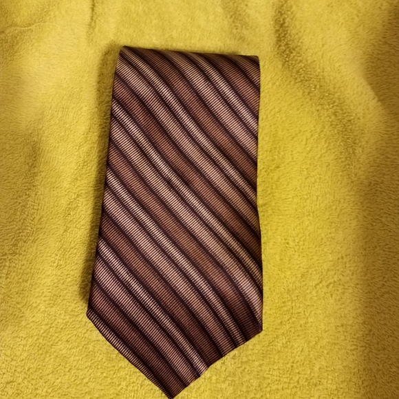 Geoffrey Beene 100% Silk Tie - Picture 7 of 8